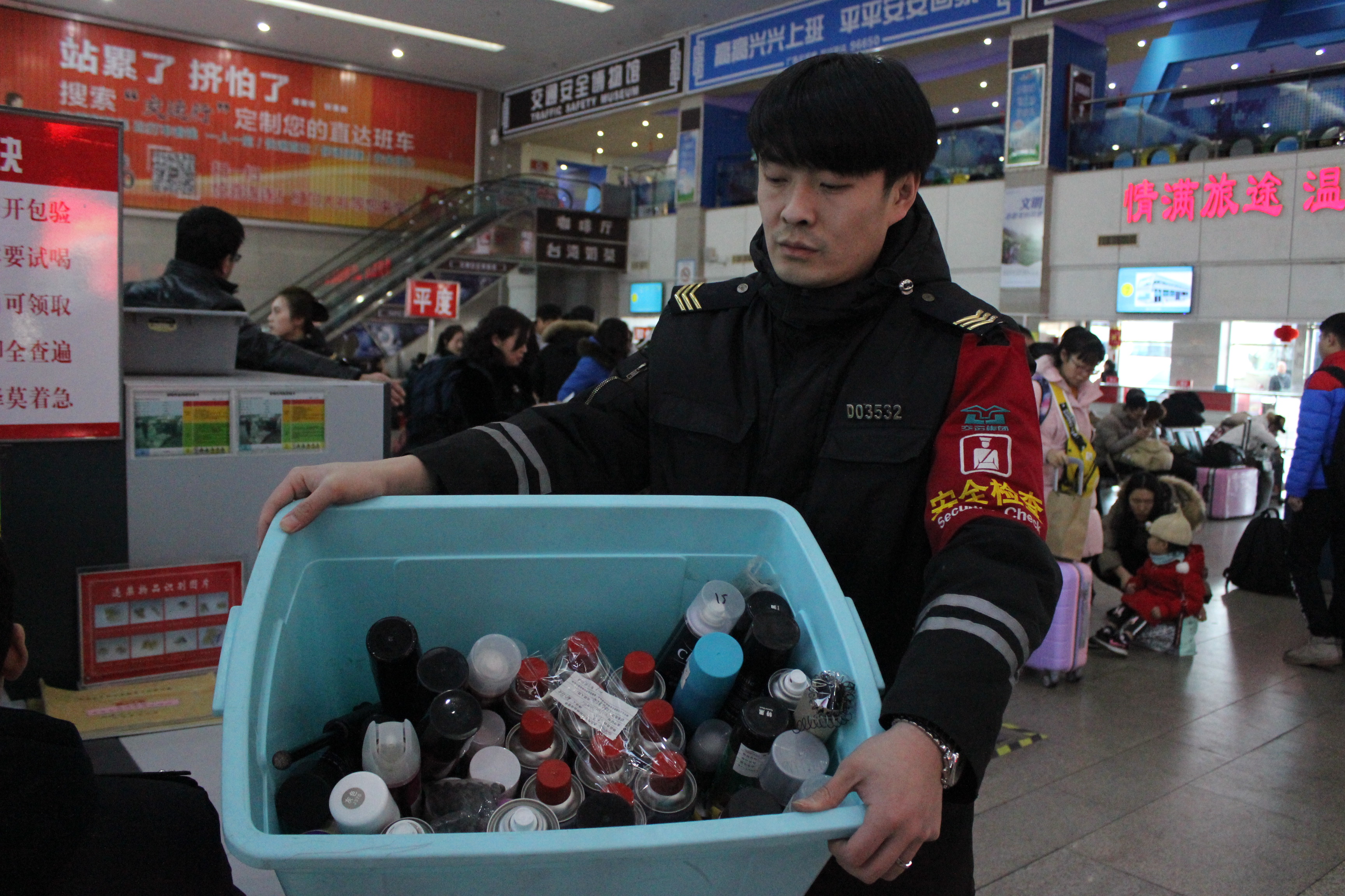 90后喜欢“*器武**”防身，80后爱美喷雾发胶带得多汽车总站查扣*禁品违**超千件，暂存时间由7天改为15天