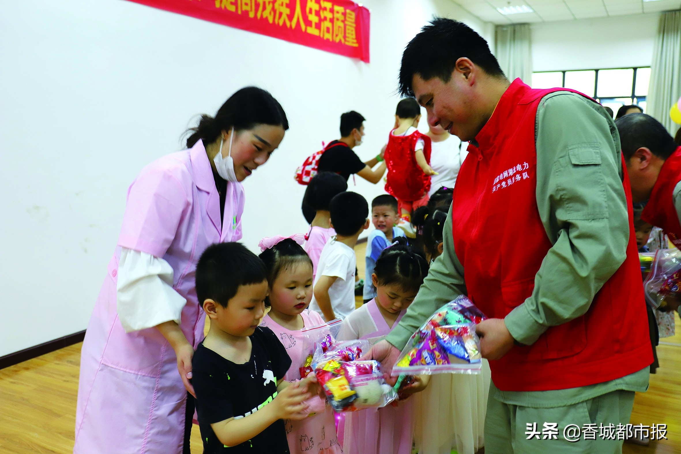 小路灯照亮大生活,小路灯照亮乡村幸福路