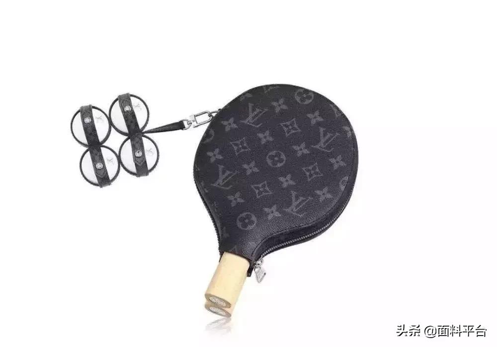 辣眼睛：“露奶衫”火了？一件4000元遭哄抢！太骚了