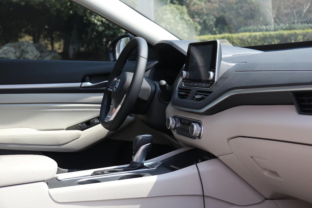 最新款天籁和第七代天籁对比,16万日系两厢车