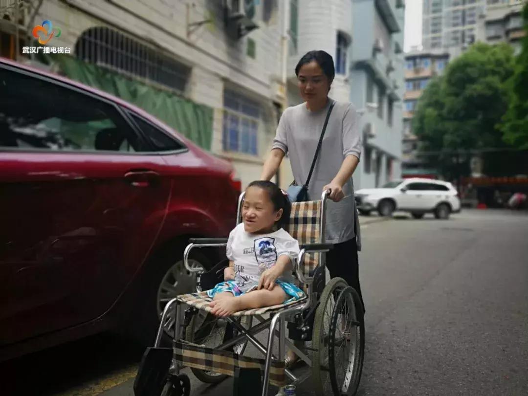 三轮车夫收养女孩,三轮车车夫送残疾女人回家后续