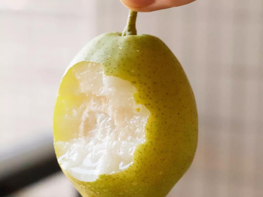 冬天气候干燥喝点什么缓解,雾霾天必备生津润燥的雪梨汤