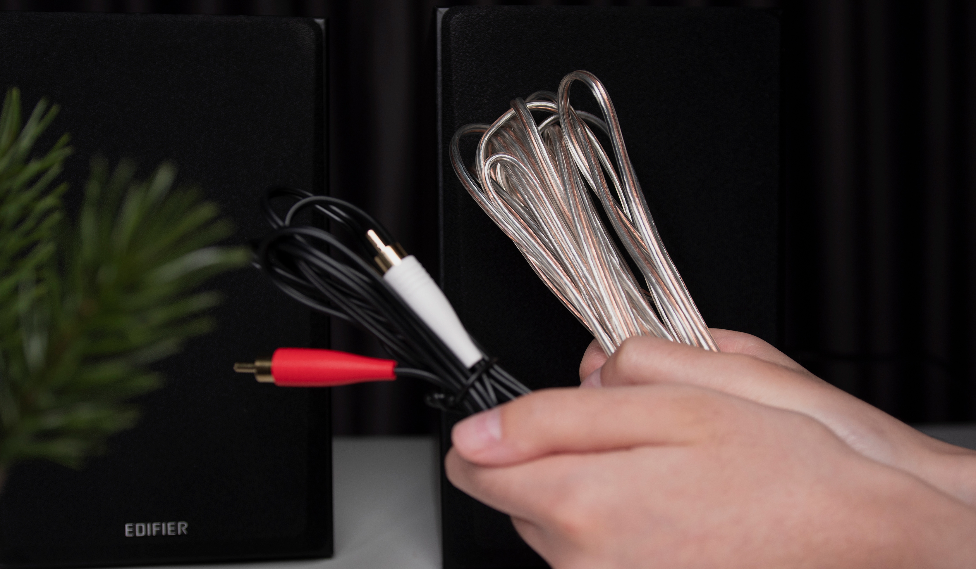 什么音箱可以有麦克风说话,用麦克风和喊话器唱歌