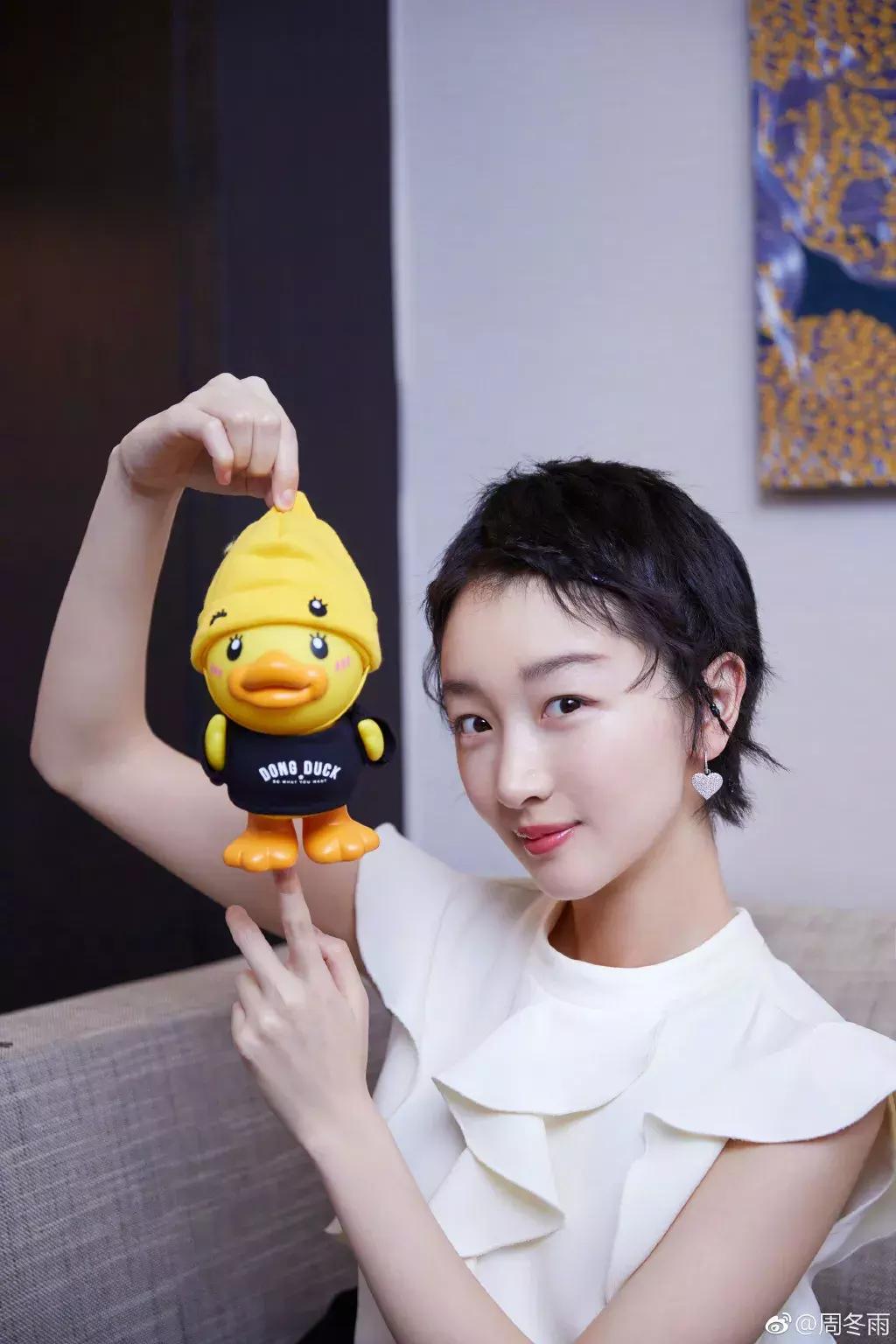 单眼皮的女生还是双眼皮的好看,单眼皮女生必须是双眼皮才好看吗