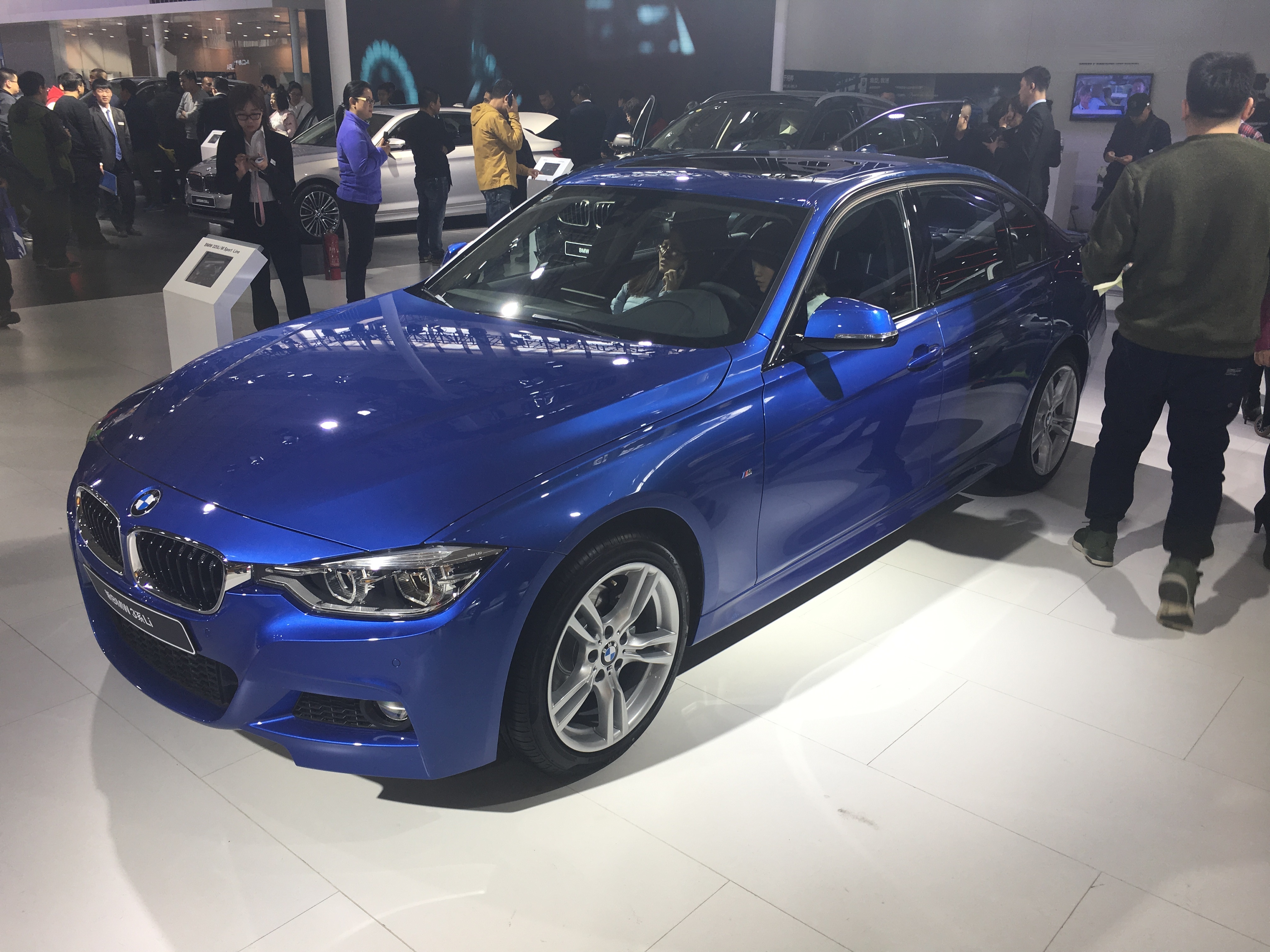 宝马3系325li曜夜运动版2023操控,宝马3系325li运动版长轴操控说明