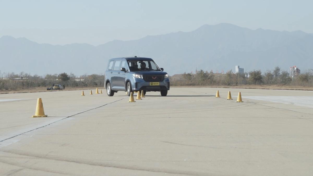 国民神车再升级试驾五菱宏光plus,最新款五菱宏光plus详细讲解