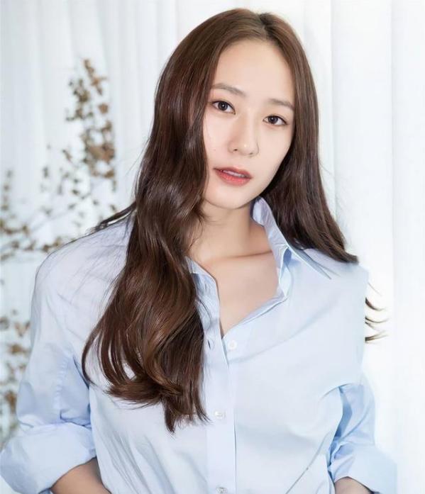 什么颜色的奶茶色好看又显白,染什么颜色显白减龄奶茶色