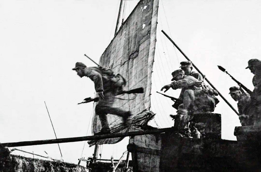 战地记者拍的照片,战地记者拍摄珍贵影像