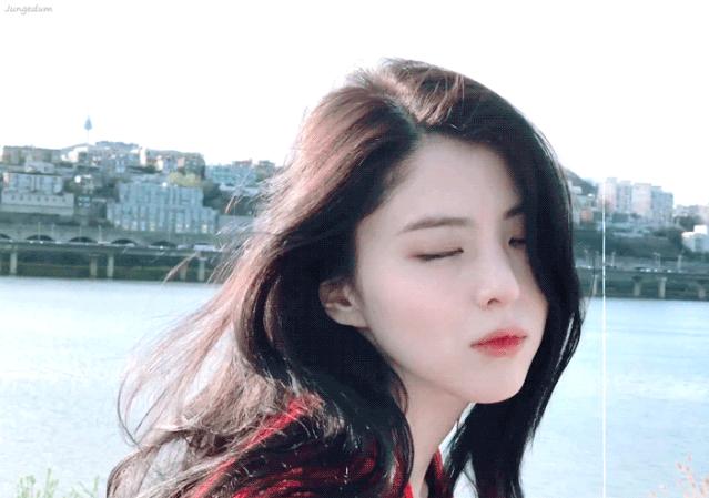 2021网红爆款发型短发戴狗啃刘海,头发2020流行发型显脸小