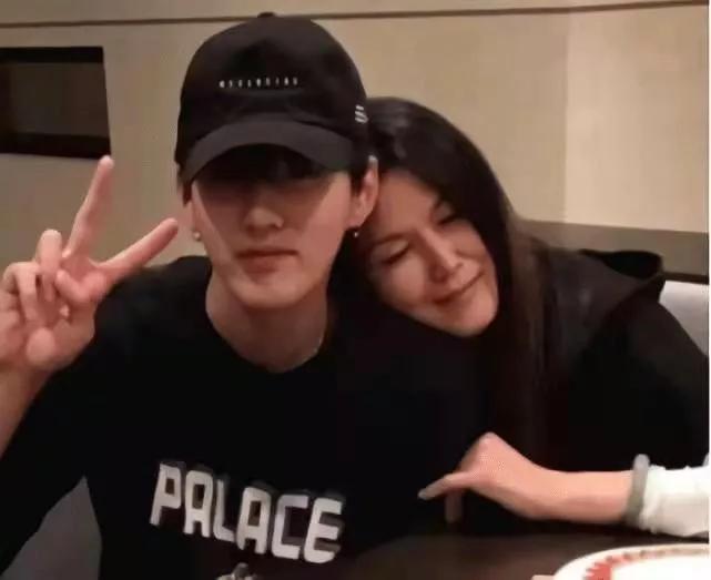 接触吴亦凡现状:一个人住在六平方米的单间里,瘫倒在地睡着了