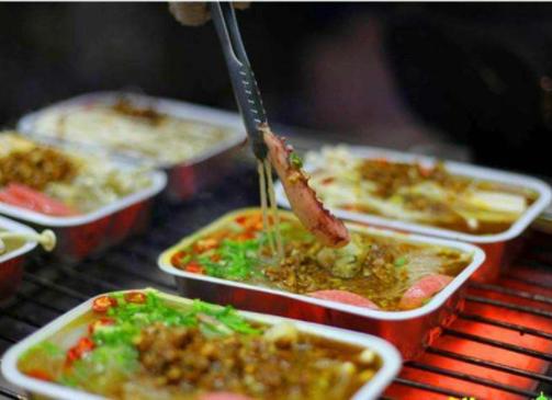 小伙摆摊卖1元羊肉串,摆地摊卖锡纸烤粉丝客人如何带走
