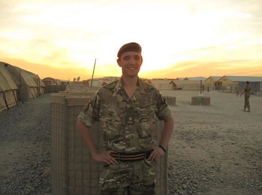 一对男女互换性别，一见钟情后生儿育女：有爱，性别有什么关系？