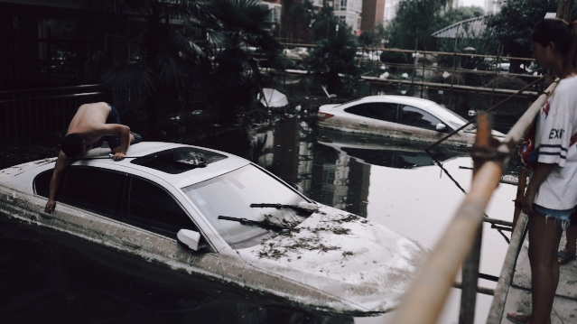 宝马车涉水怎么办,开宝马过淹水路