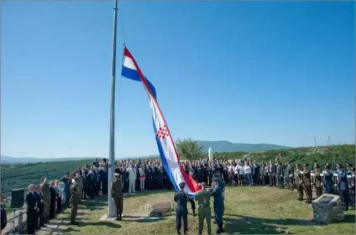 炸碎，灭门、逃难、流血，你无法想象金球奖“魔笛”经历过什么