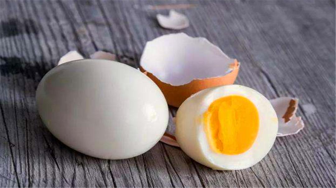 煮鸡蛋好剥壳的正确方法,煮鸡蛋不破壳的秘诀