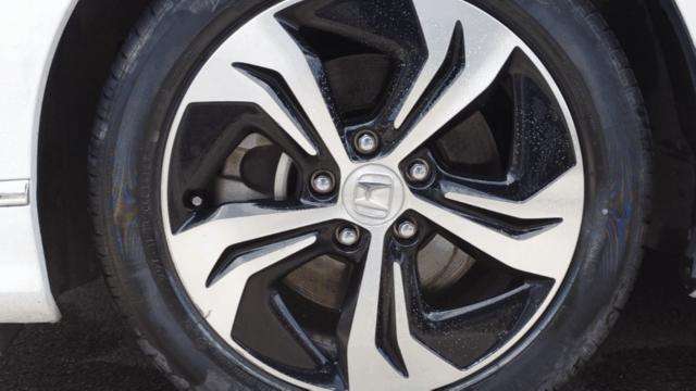 汽车布座椅有污渍怎么清洗,白色汽车上有黑色污渍怎么清洗