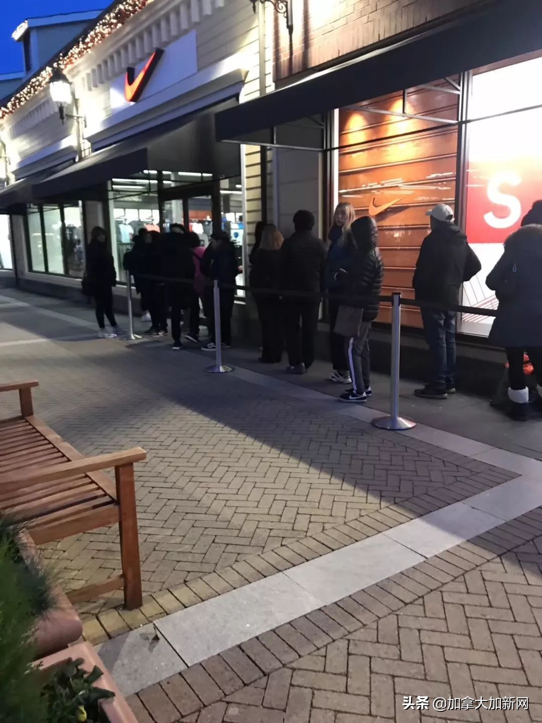 黑五狂抢开始！机场outlet堵爆温哥华华人凌晨排队全买疯了