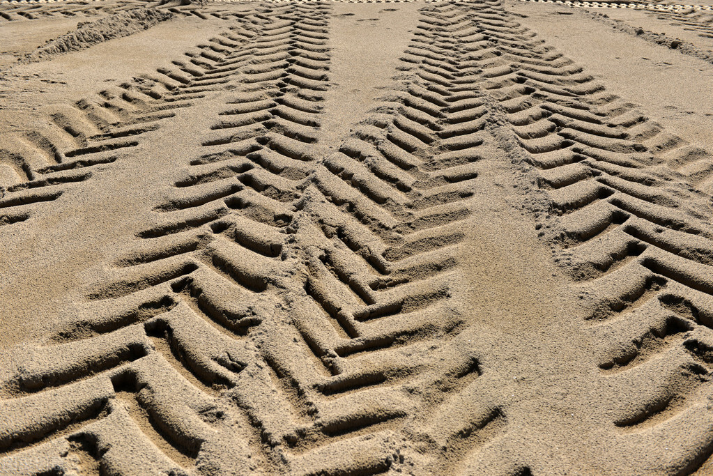 农村不让盖房建筑材料会降价吗,建房用红砖划算还是用水泥划算