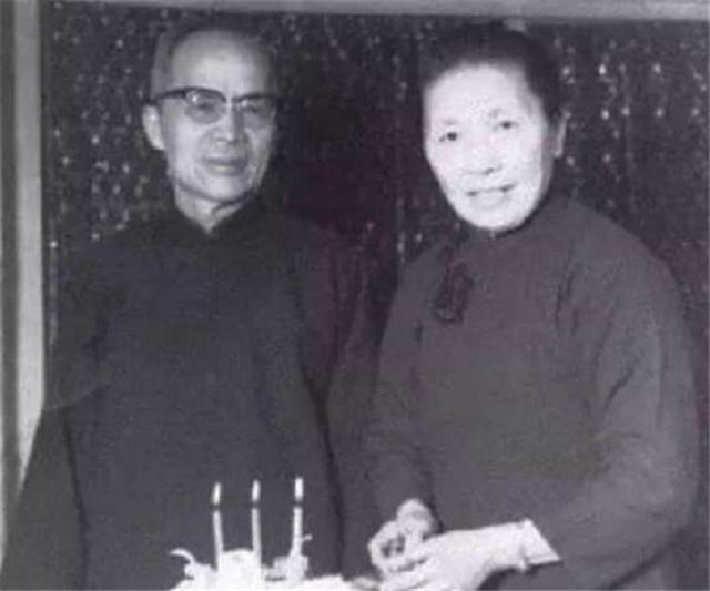 民国千金大小姐，14岁意外怀孕孩子生父反悔不娶，她直接带刀上门