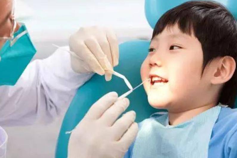 孩子异物卡喉妈妈及时救治,孩子卡喉妈妈机智施救朋友圈