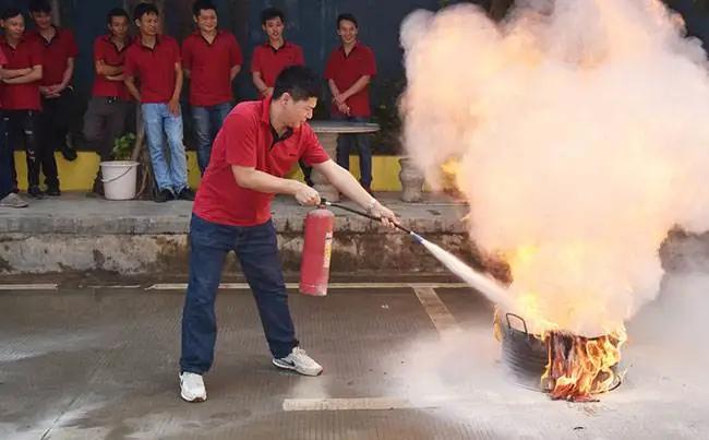 灭火器门怎么打开,灭火器放水里打开会怎样