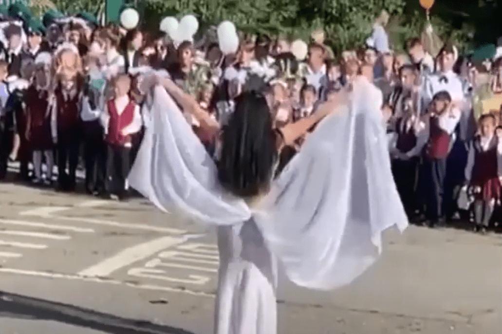 俄罗斯女教师跳芭蕾舞视频,俄女教师表演婴儿瑜伽