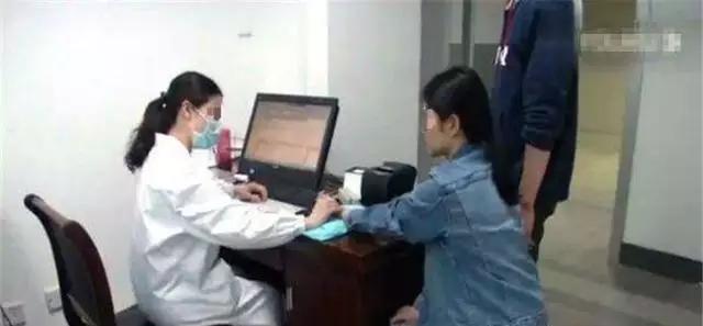 22岁女孩被查出怀孕,21岁女孩被检查怀孕