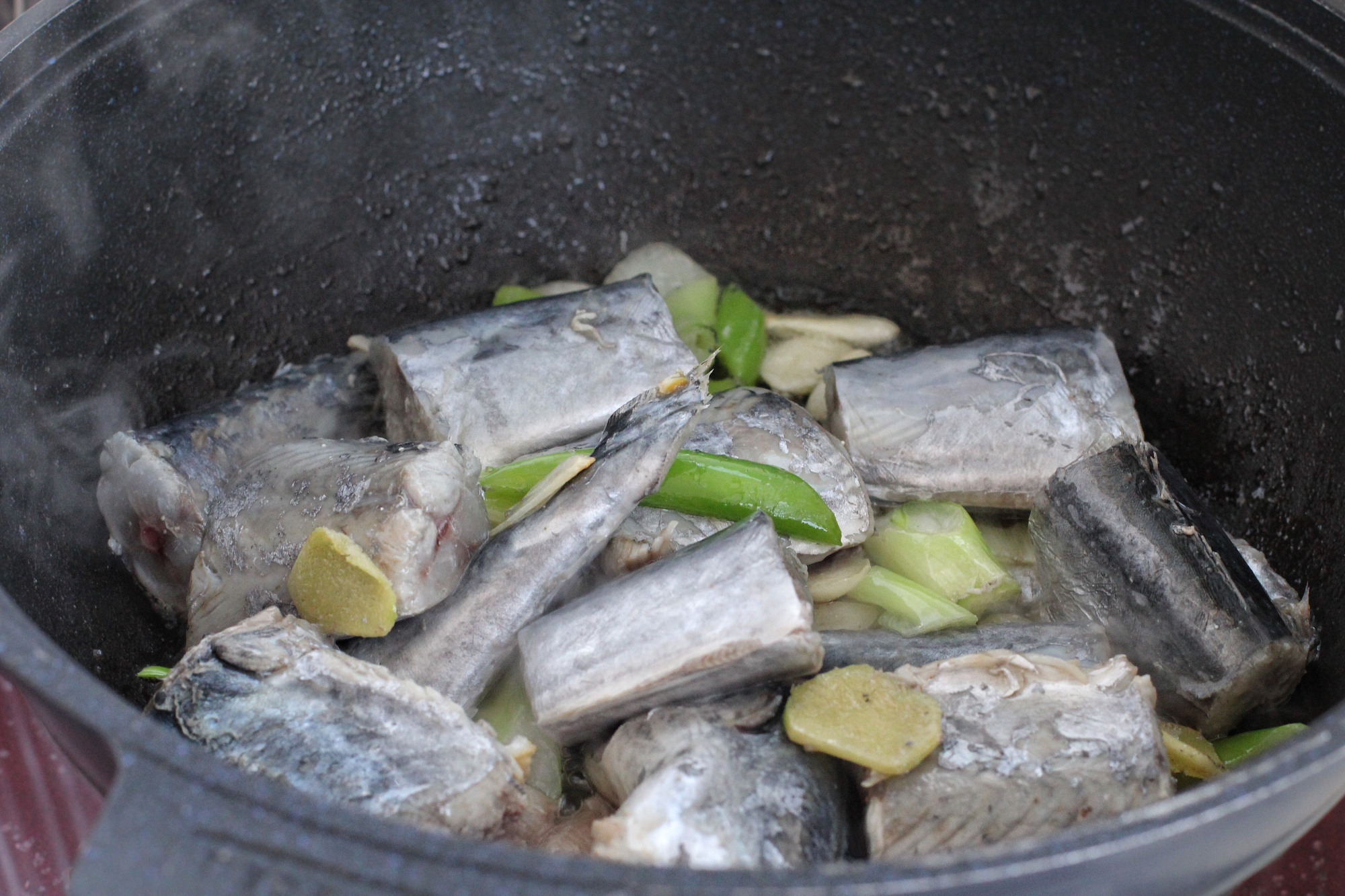 千炖豆腐万炖鱼的功效与作用,鲜香美味的鱼炖豆腐