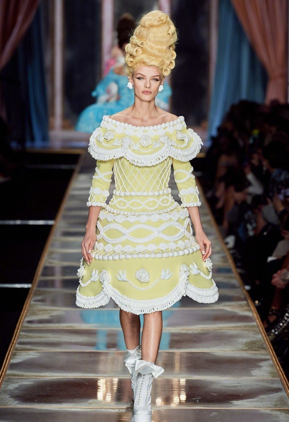 ladygaga穿红色礼服参加宴会,ladygaga鲜肉红毯造型