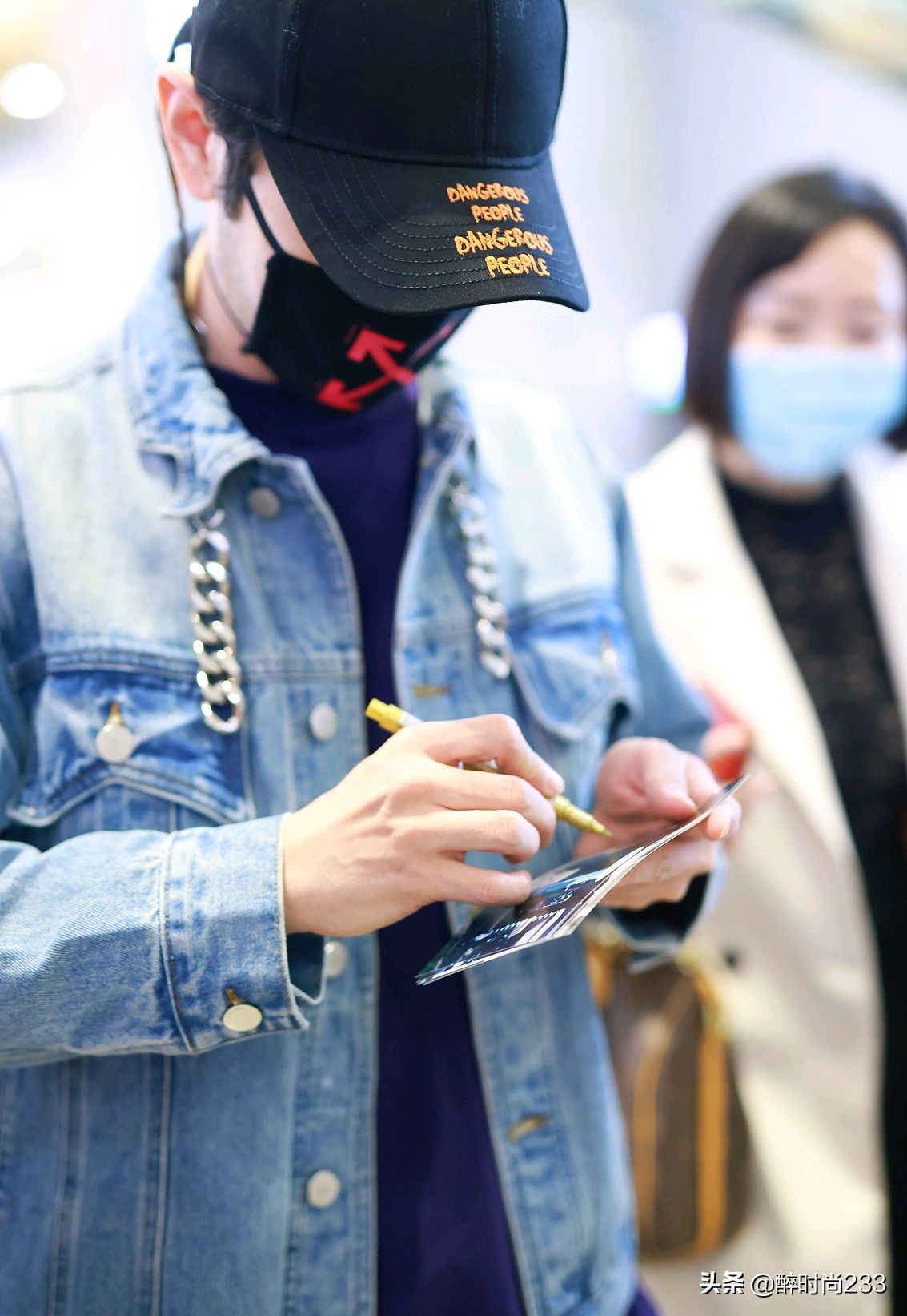 黄晓明休闲装搭配变身暖男,杨颖黄晓明棒球帽