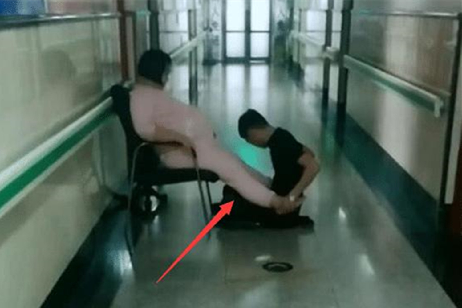 妻子临产丈夫这样做大快人心,老婆临产老公这样做大快人心