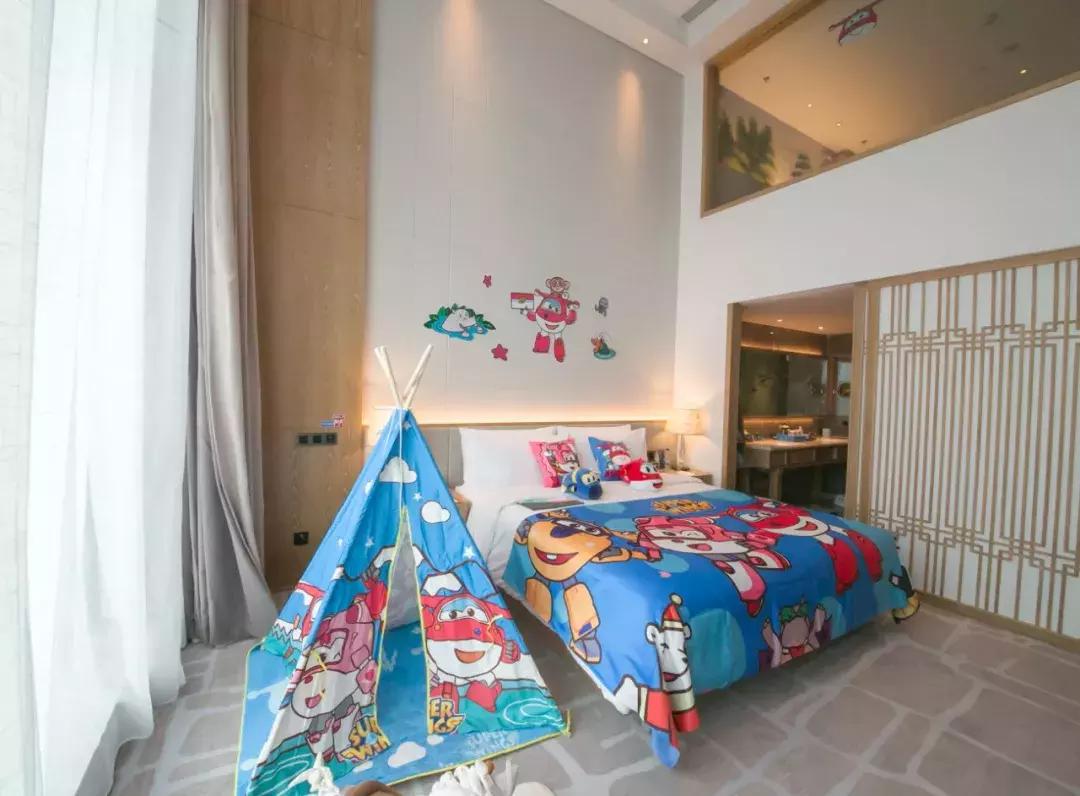 躺酒店床上看风景,躺在星级酒店房间床上看电视