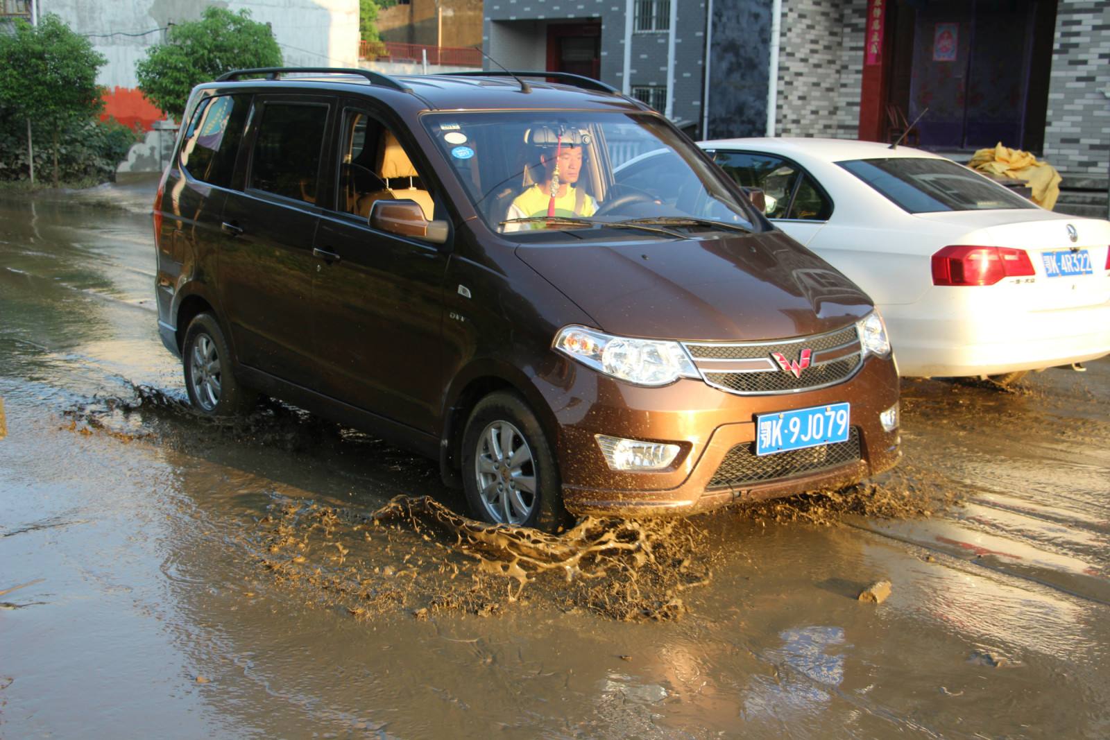 装甲漆和底盘装甲哪个实用些,喷的底盘装甲和装的底盘装甲区别