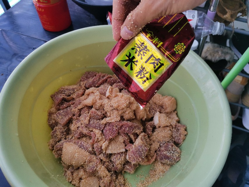 粉蒸肉五花肉怎么做,电饭锅蒸粉蒸肉的正确方法不加水