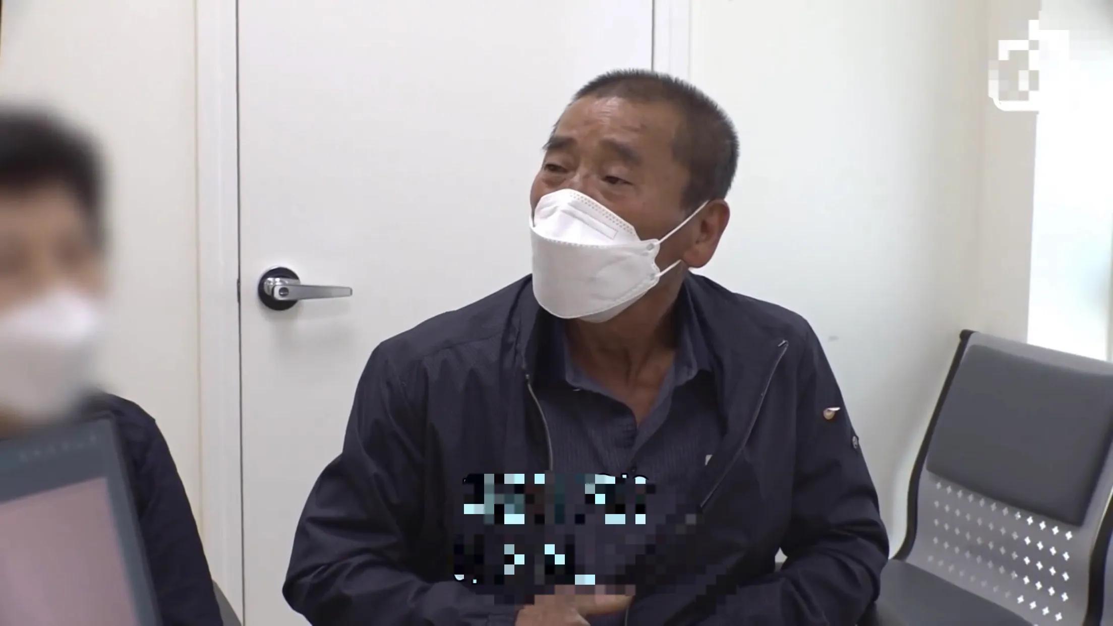 男人被蜘蛛缠身,男人被蜘蛛困住