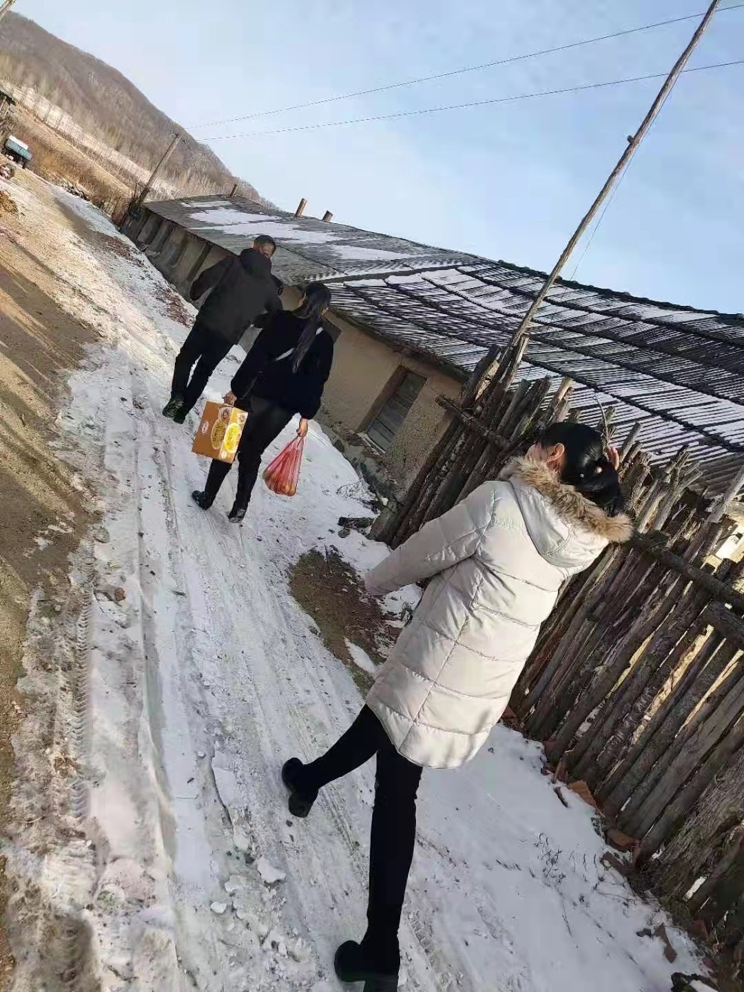 女教师资助贫困学生完整版,女教师救助贫困学生完整视频