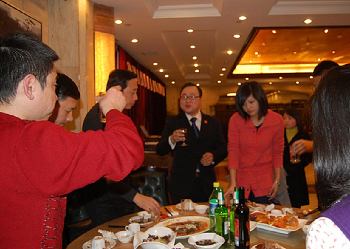 喝酒不能跟哪四种人喝,喝酒时不宜和什么一起搭配