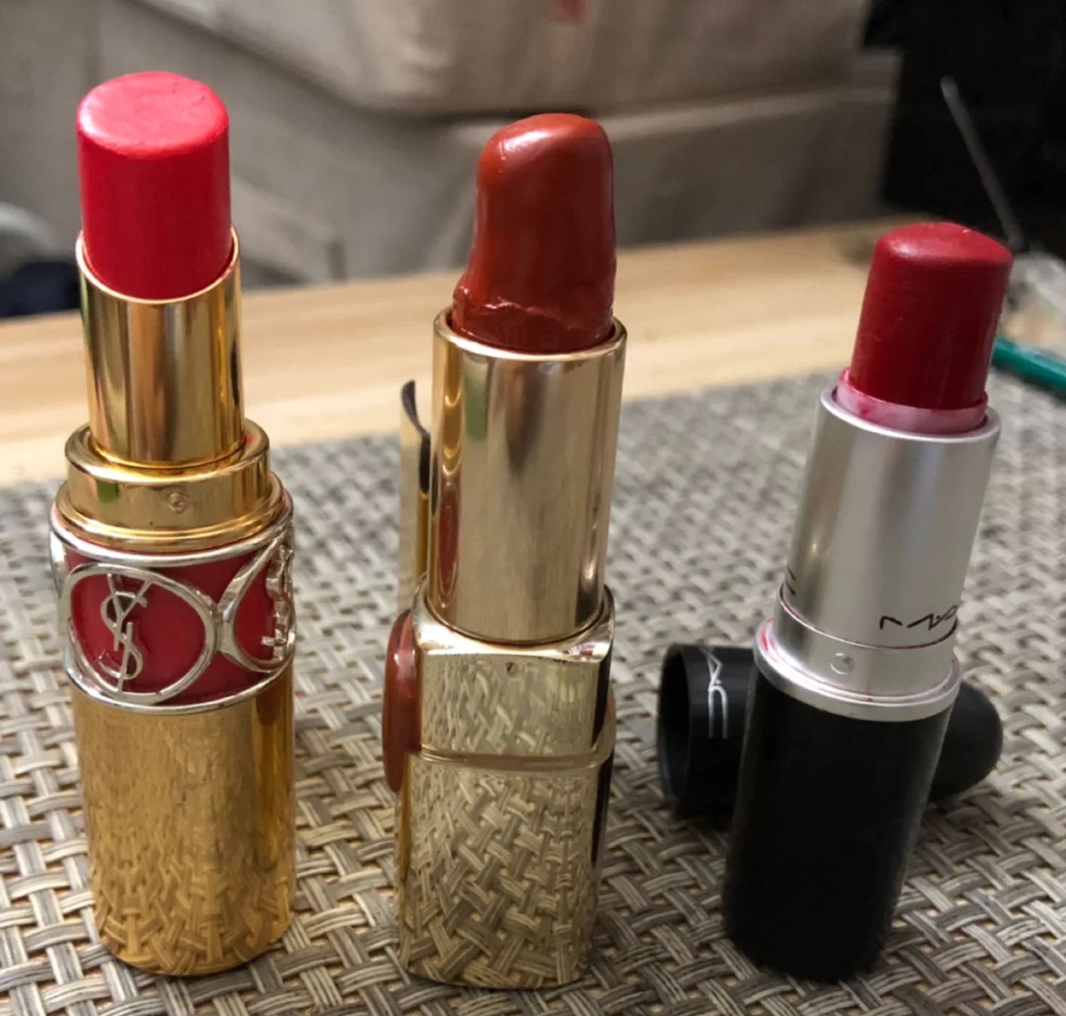 口红出现油臭味,口红为啥用着用着就变色了