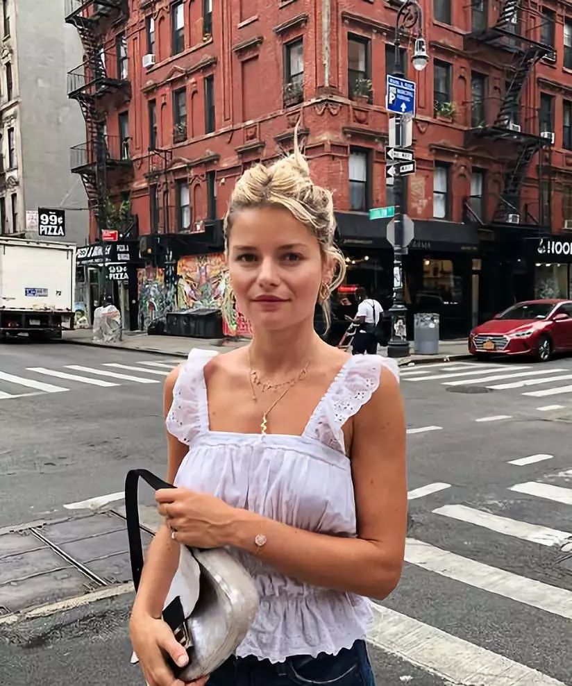 iu发型图片中短发,慵懒韩式低马尾丸子头iu