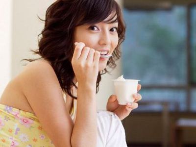 早上喝酸奶空腹喝好还是饭后喝好,酸奶早上可以喝吗空腹能喝酸奶吗