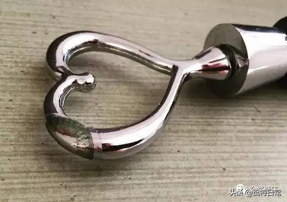 都别动！我掉了一只隐形眼镜