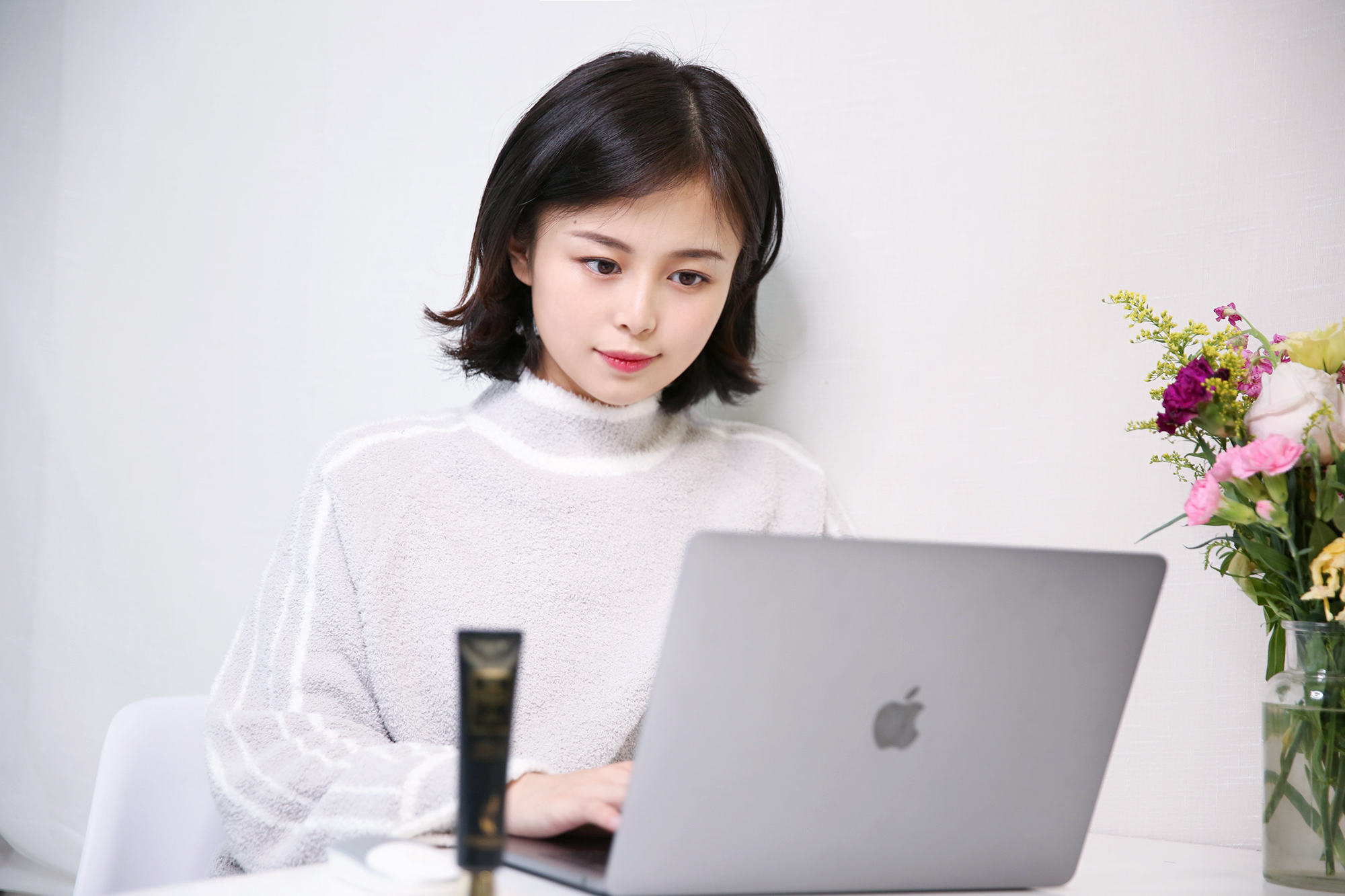 “空调肌”逆袭记,新年第一款万能充电眼霜!