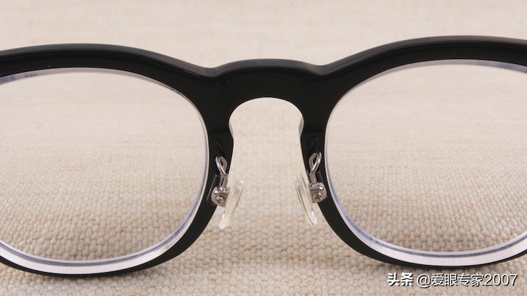 板材眼镜鼻托掉了怎么配,板材眼镜鼻托如何卸下来