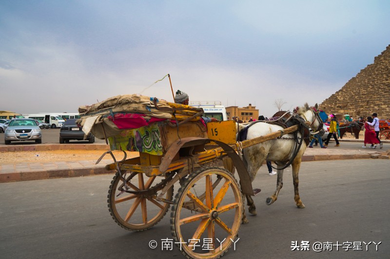 一半沙漠一半海洋图片,一半沙漠一半湖水