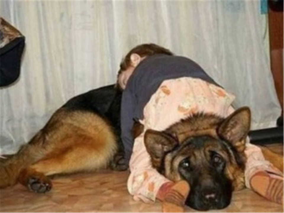 宝宝睡着了有惊跳反应,萌娃一字马睡姿走红