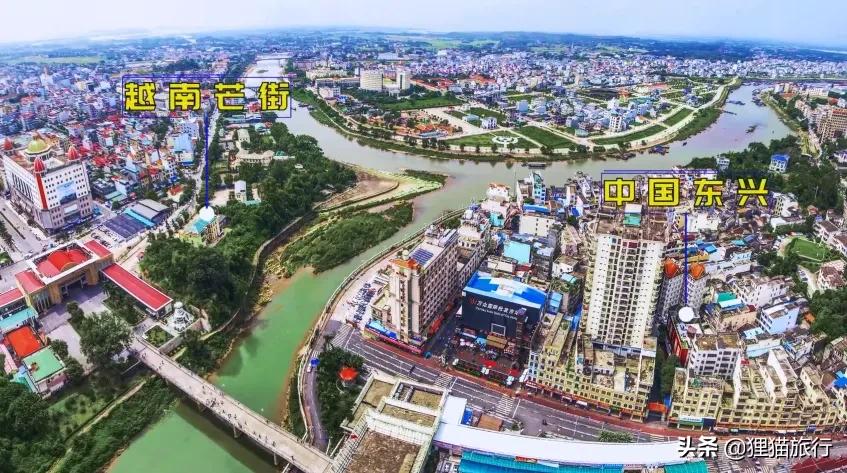 广西东兴与越南一河之隔,东兴与越南边境交界海边