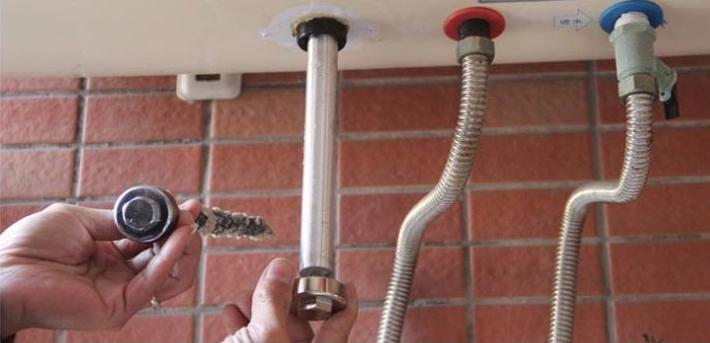 热水器镁棒的位置漏水漏电怎么办,电热水器换镁棒污垢太多会漏电吗