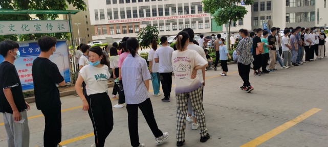 为什么年轻人不愿意进入制造业,年轻人都不愿意进入工厂