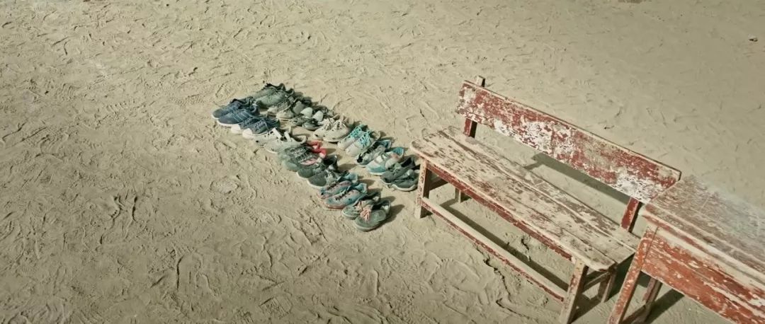 零关注，无评分，这部国产良心告诉你：没钱还谈球