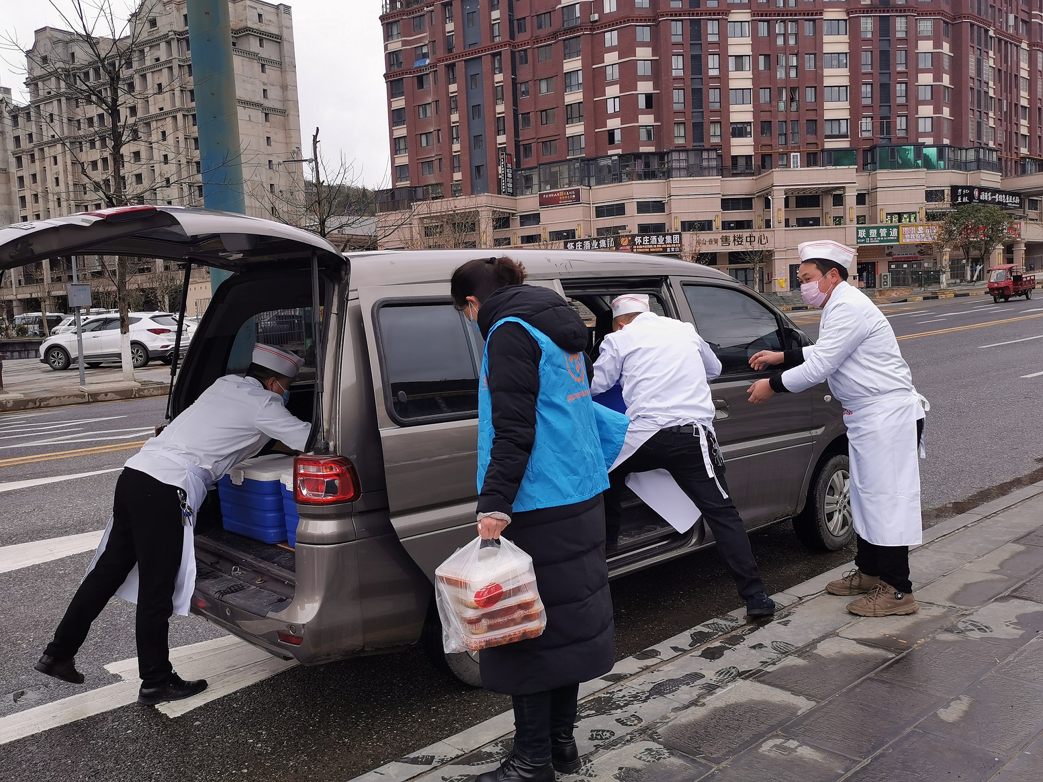 清镇市：行走的“蓝衣”青年助力防“疫”后勤保障